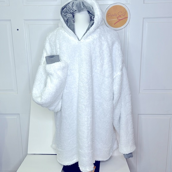 CUDDLE CREW Reversible Blanket Hoodie Gray / Charcoal One Size fits most NWT - Picture 7 of 13